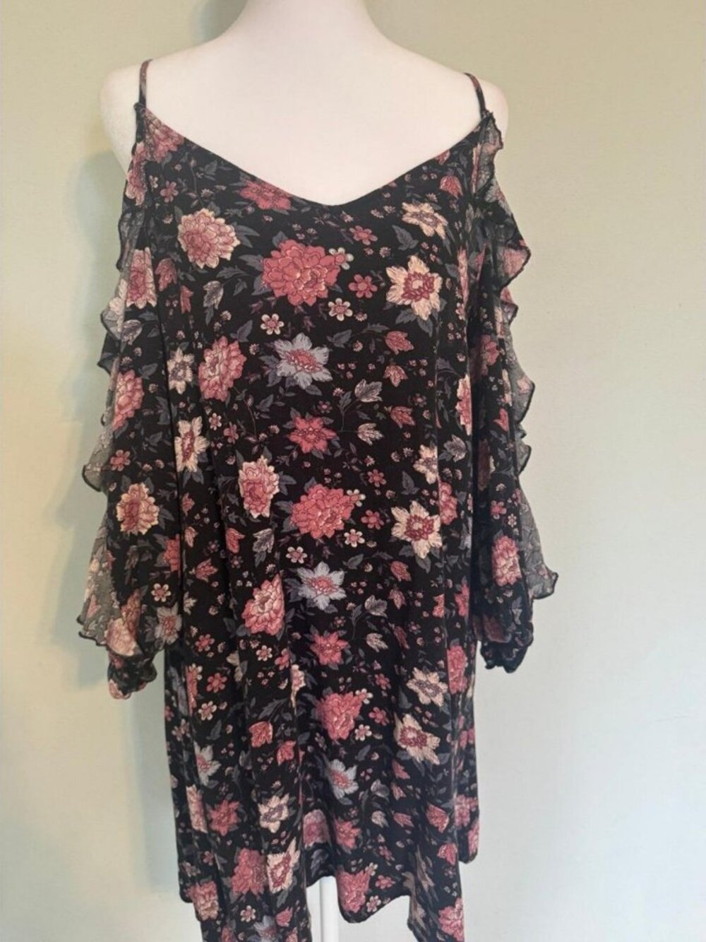 Shoulder cut out dress
